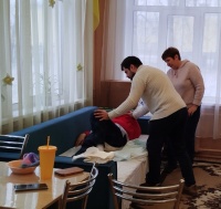 Школа по уходу. Тема занятия "Смена постельного белья. Замена памперса."