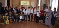 «И вновь романс звучит под сводами дворца…»